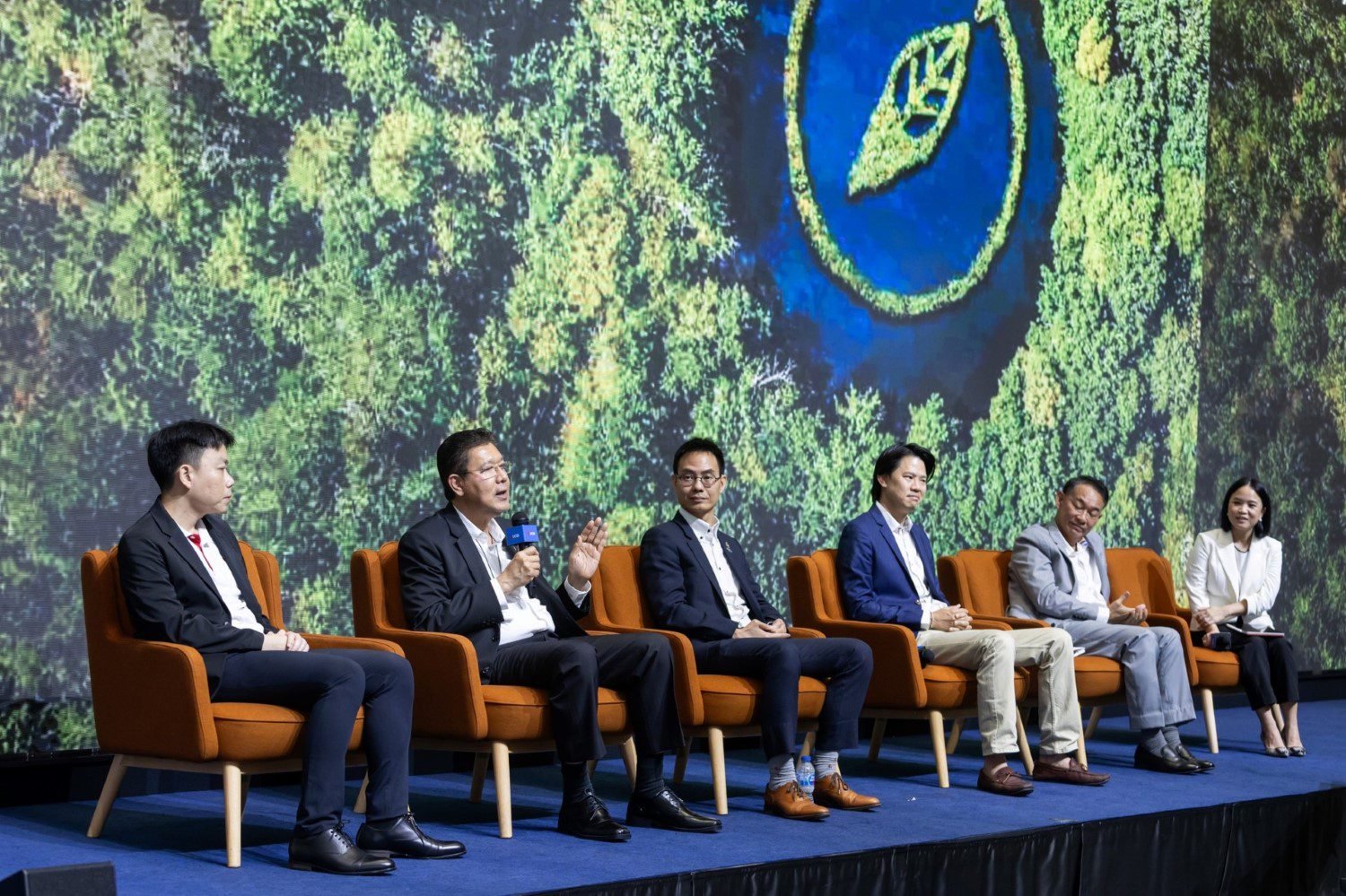UOB Thailand’s Sustainability Compass Forum brings together experts and business leaders to guide SMEs on cutting emissions and embracing greener practices. UOB Thailand’s Sustainability Compass Forum brings together experts and business leaders to guide SMEs on cutting emissions and embracing greener practices.